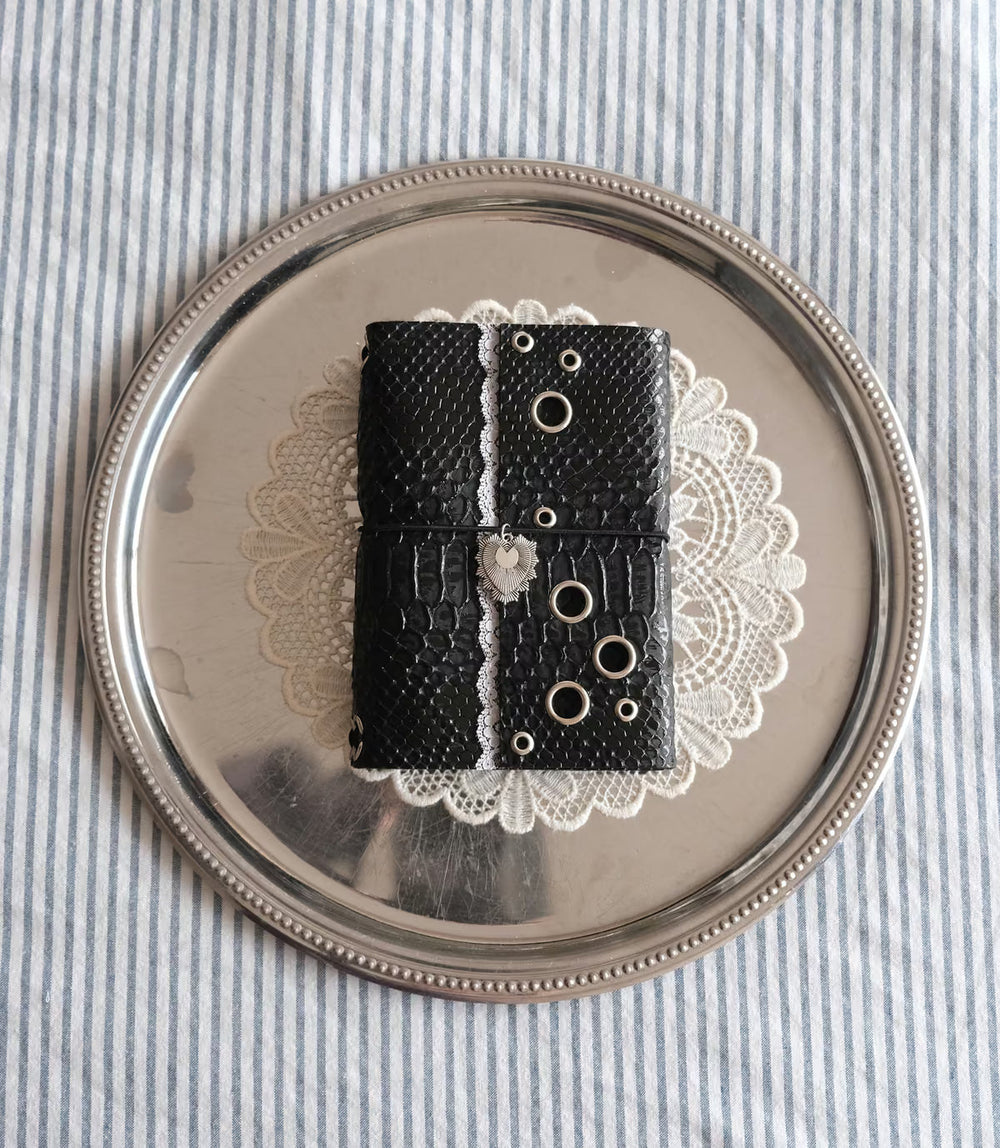 Carnet en simili-cuir noir effet python avec dentelle blanche, idée cadeau de Noël originale et faite main