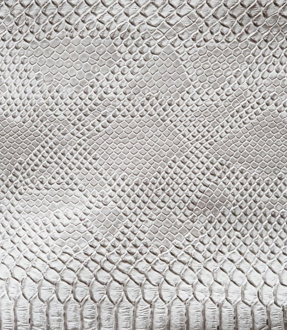 Gros plan sur le simili-cuir effet peau de python du carnet Python blanc dentelle noire A5