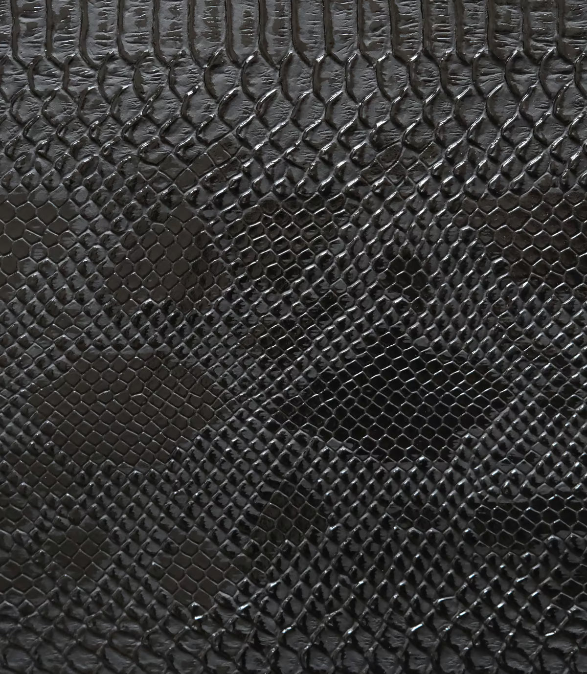 Gros plan sur le simili-cuir effet peau de python du carnet Python dentelle blanche A6