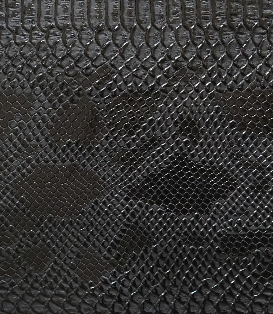 Gros plan sur le simili-cuir effet peau de python du carnet Python dentelle blanche A6